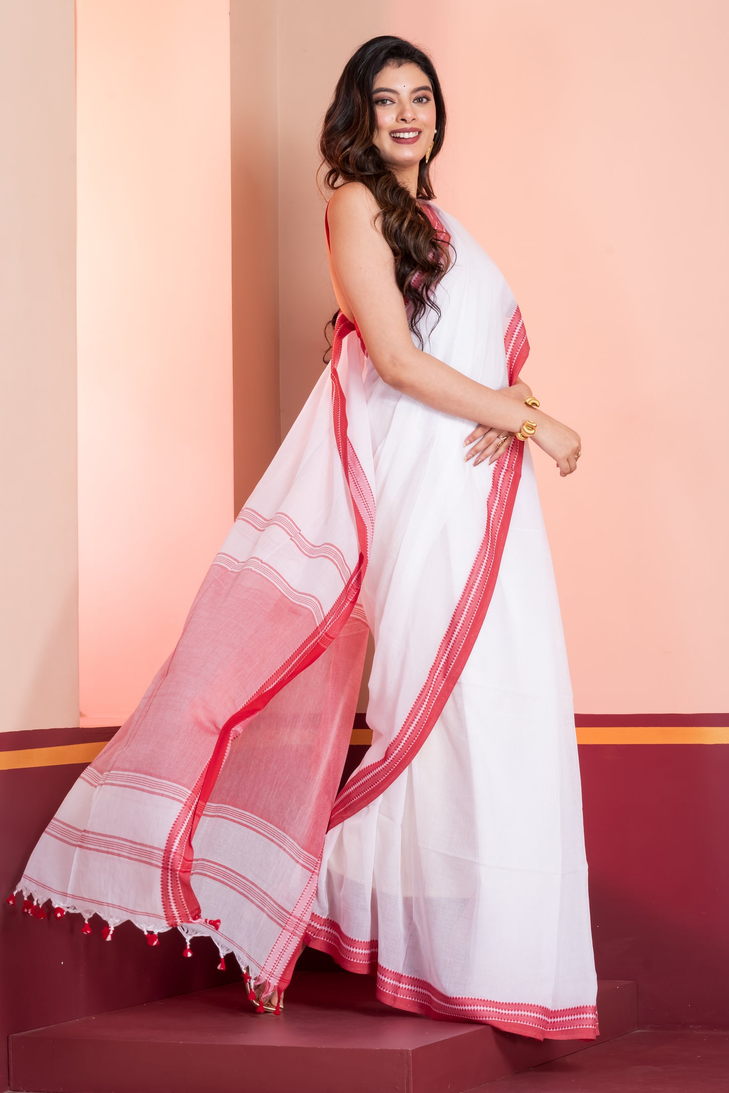 Laal Paar Handloom Mul Cotton Saree with Tassels