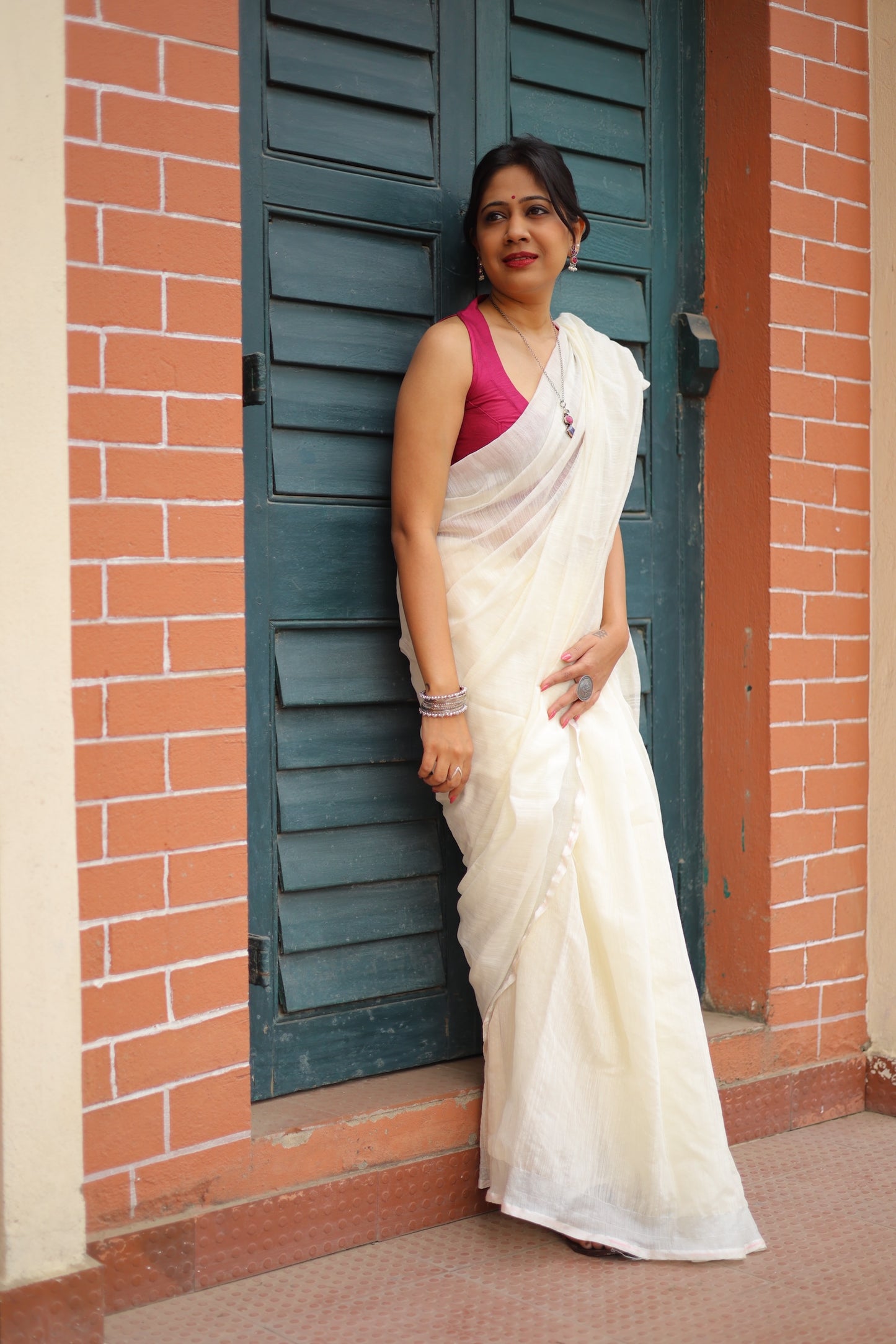 Off White Plain Slub Mul Cotton Saree with Silver Zari Stripes Saree Handloom saree, handcrafted saree, daily wear saree, office saree, affordable saree, saree for summers, Suta sarees, Eternity by Sakshi Sarees,