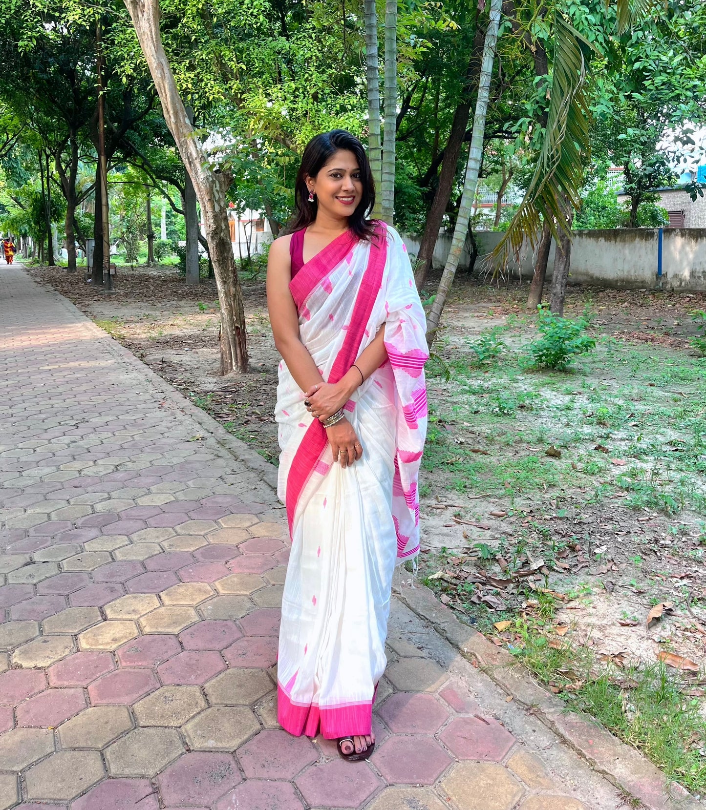 White Pure Cotton Saree with Heavy Pink Embroidery Work Saree Handloom saree, handcrafted saree, daily wear saree, office saree, affordable saree, saree for summers, Suta sarees, Eternity by Sakshi Sarees,