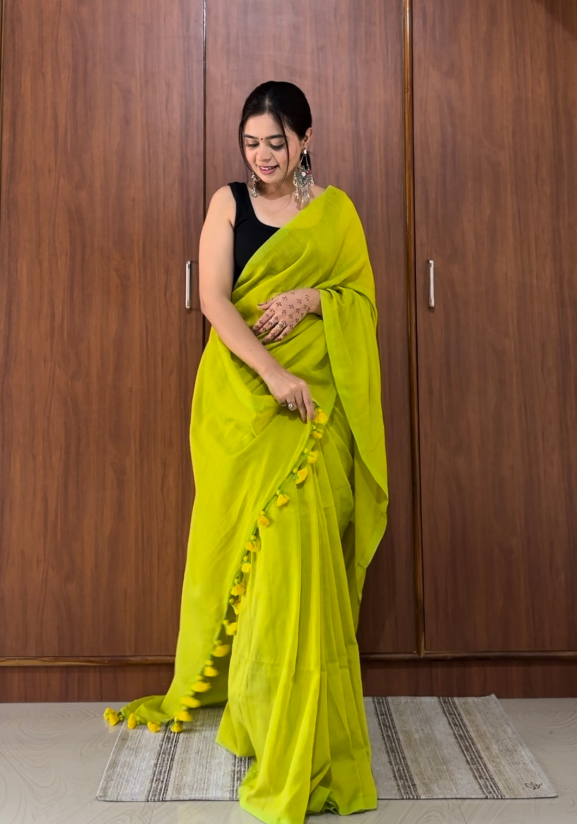 Green Dual Tone Solid Mul Cotton Saree with Tassels Saree Handloom saree, handcrafted saree, daily wear saree, office saree, affordable saree, saree for summers, Suta sarees, Eternity by Sakshi Sarees,