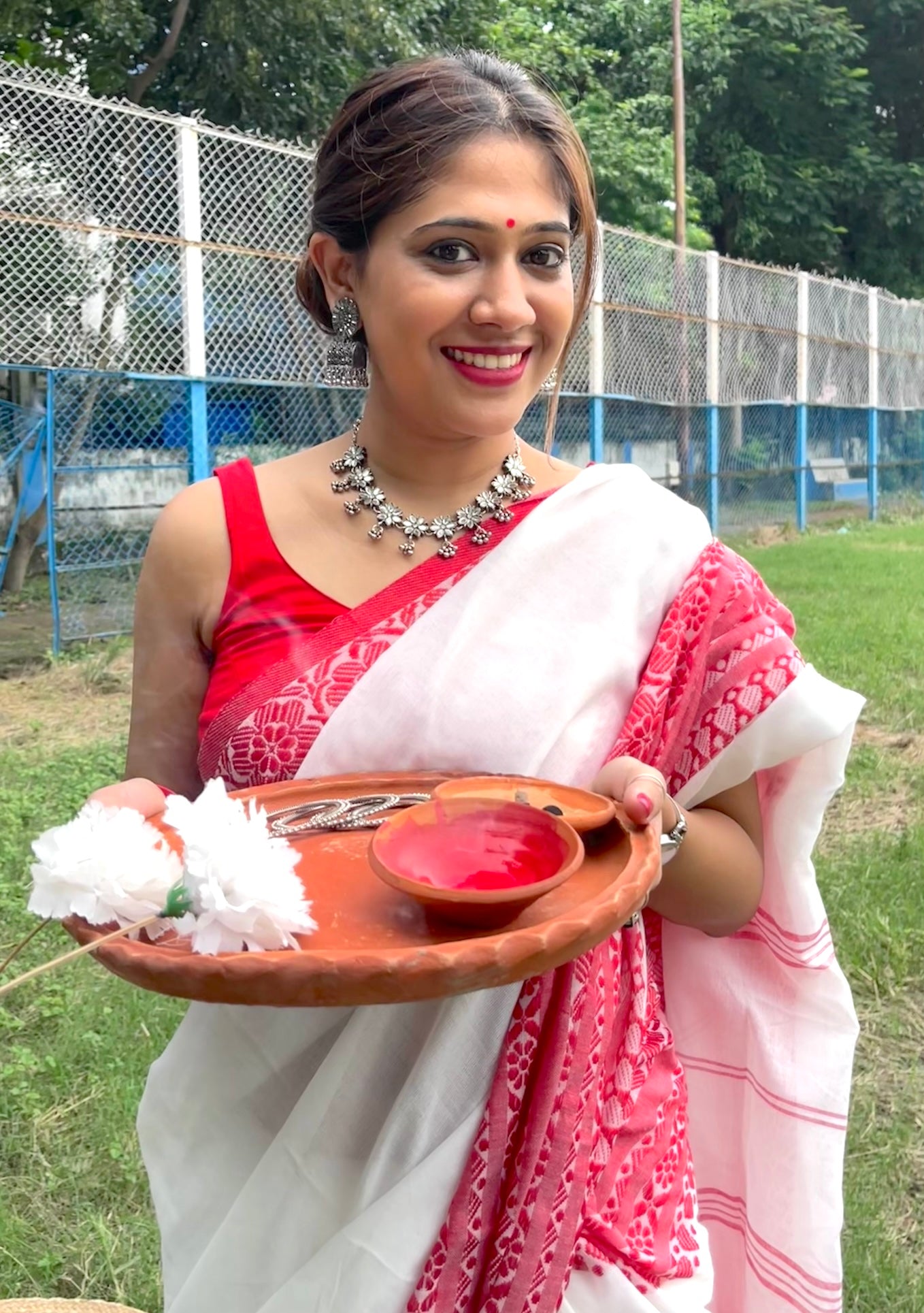 White Cotton Begumpuri Lal Paar Saree with Heavy Embroidered Border Saree Handloom saree, handcrafted saree, daily wear saree, office saree, affordable saree, saree for summers, Suta sarees, Eternity by Sakshi Sarees,