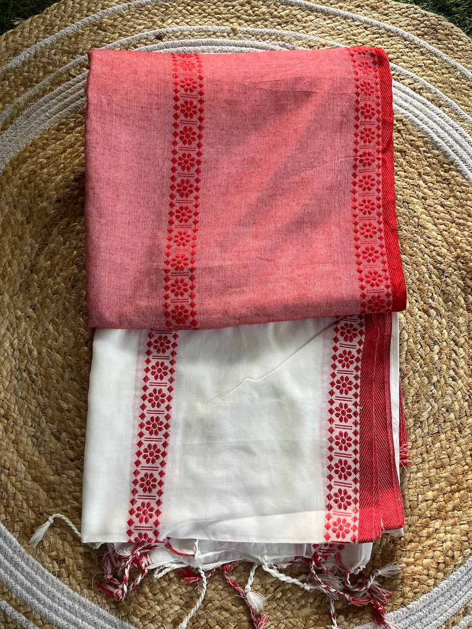 White Mul Cotton Lal Paar All Over Border Saree Saree Handloom saree, handcrafted saree, daily wear saree, office saree, affordable saree, saree for summers, Suta sarees, Eternity by Sakshi Sarees,