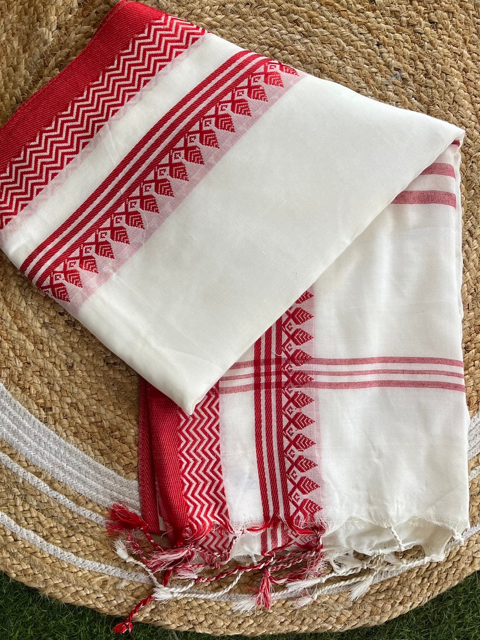 White Mul Cotton Lal Paar Paan Border Saree Saree Handloom saree, handcrafted saree, daily wear saree, office saree, affordable saree, saree for summers, Suta sarees, Eternity by Sakshi Sarees,