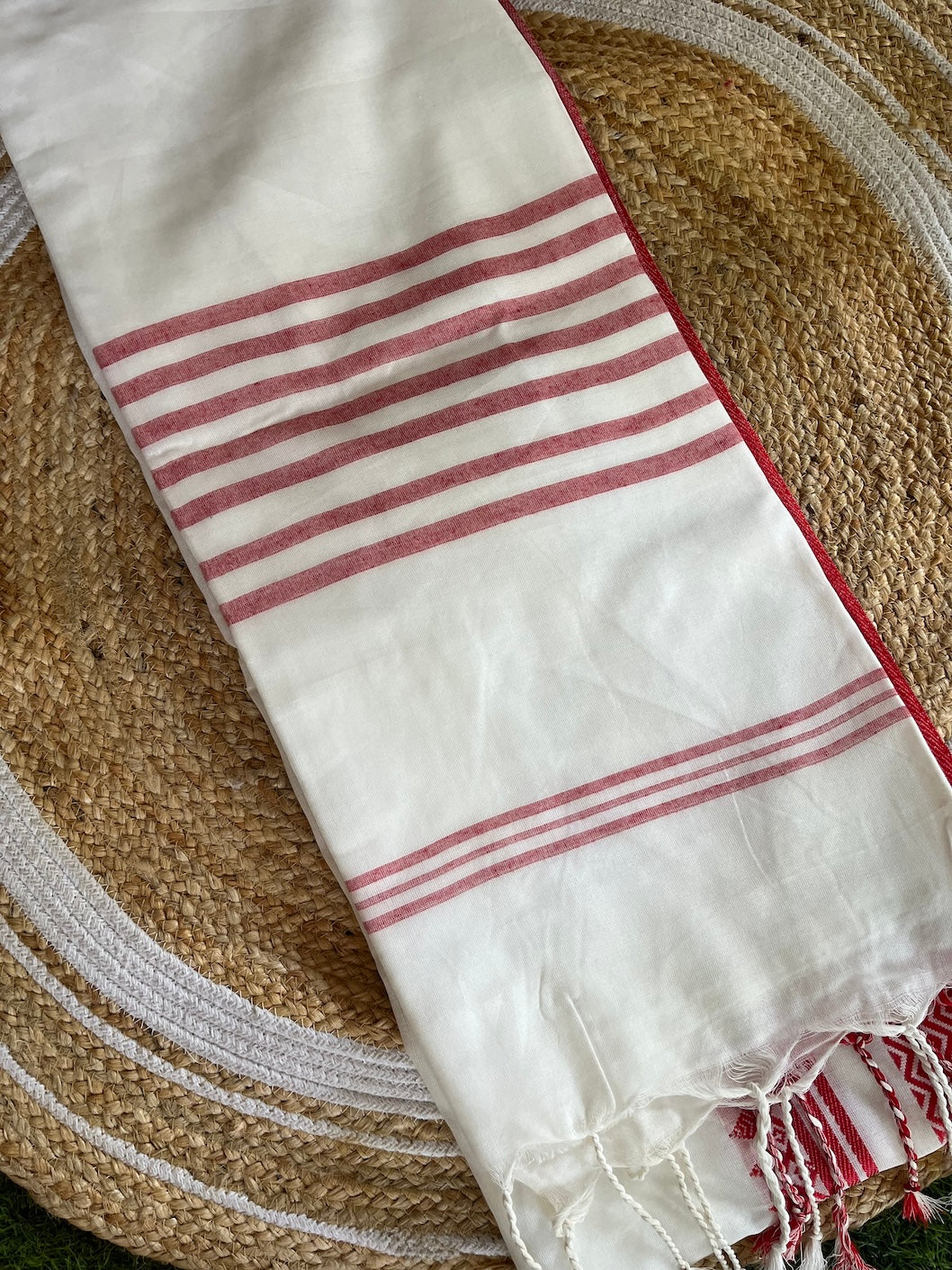 White Mul Cotton Lal Paar Paan Border Saree Saree Handloom saree, handcrafted saree, daily wear saree, office saree, affordable saree, saree for summers, Suta sarees, Eternity by Sakshi Sarees,