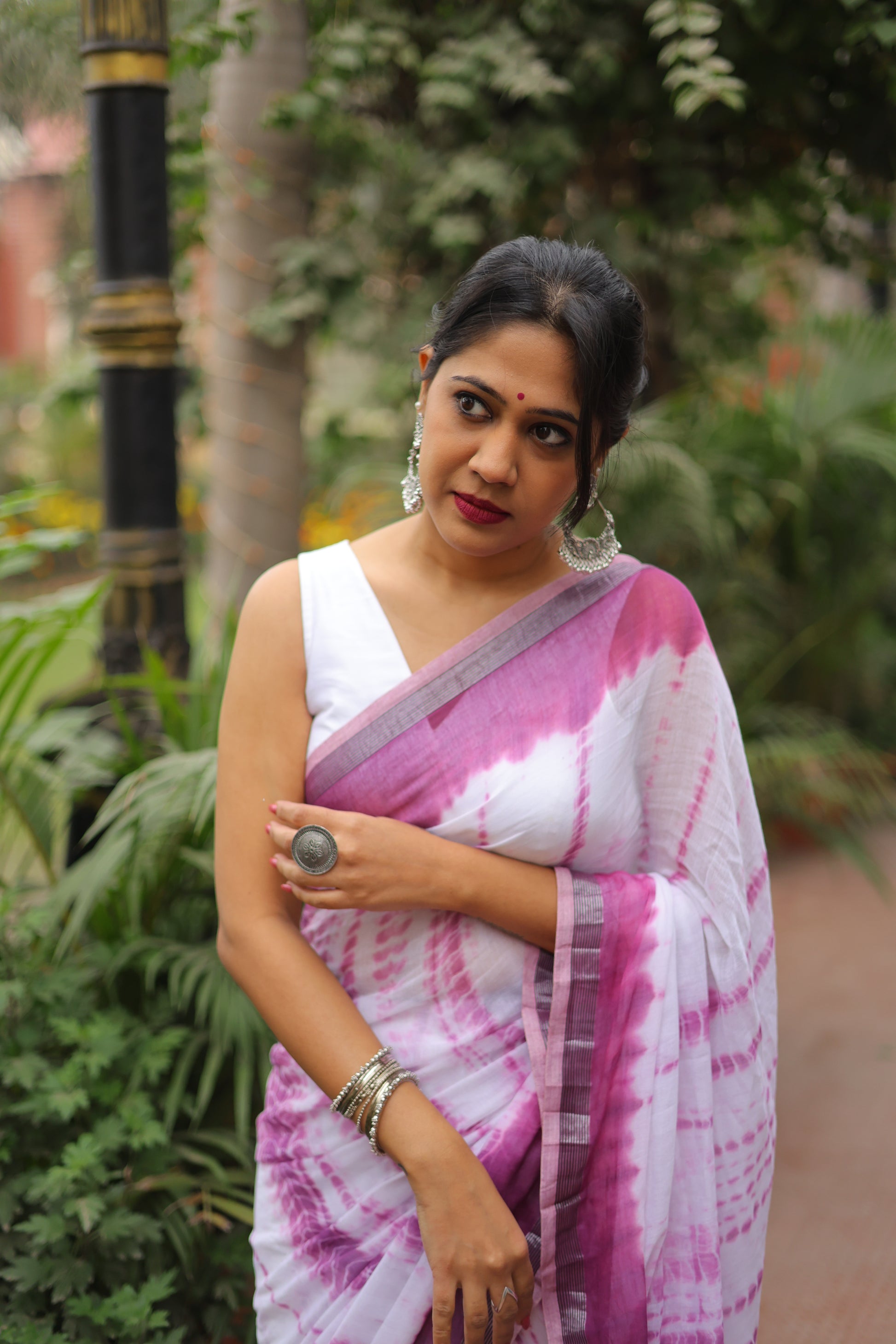 White and Pink Khadi Cotton Tie Dye Shibori Saree Saree Handloom saree, handcrafted saree, daily wear saree, office saree, affordable saree, saree for summers, Suta sarees, Eternity by Sakshi Sarees,