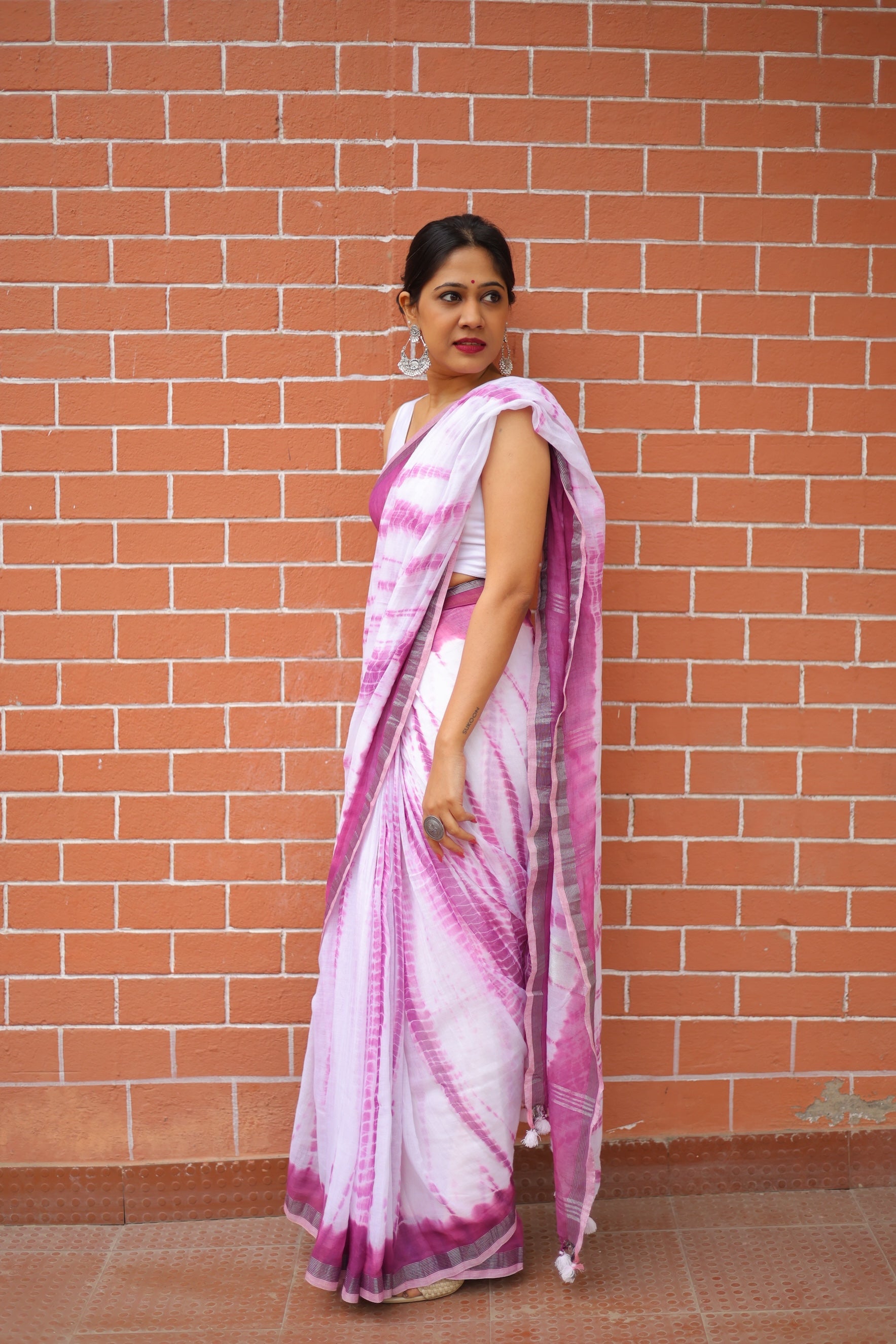 White and Pink Khadi Cotton Tie Dye Shibori Saree Saree Handloom saree, handcrafted saree, daily wear saree, office saree, affordable saree, saree for summers, Suta sarees, Eternity by Sakshi Sarees,