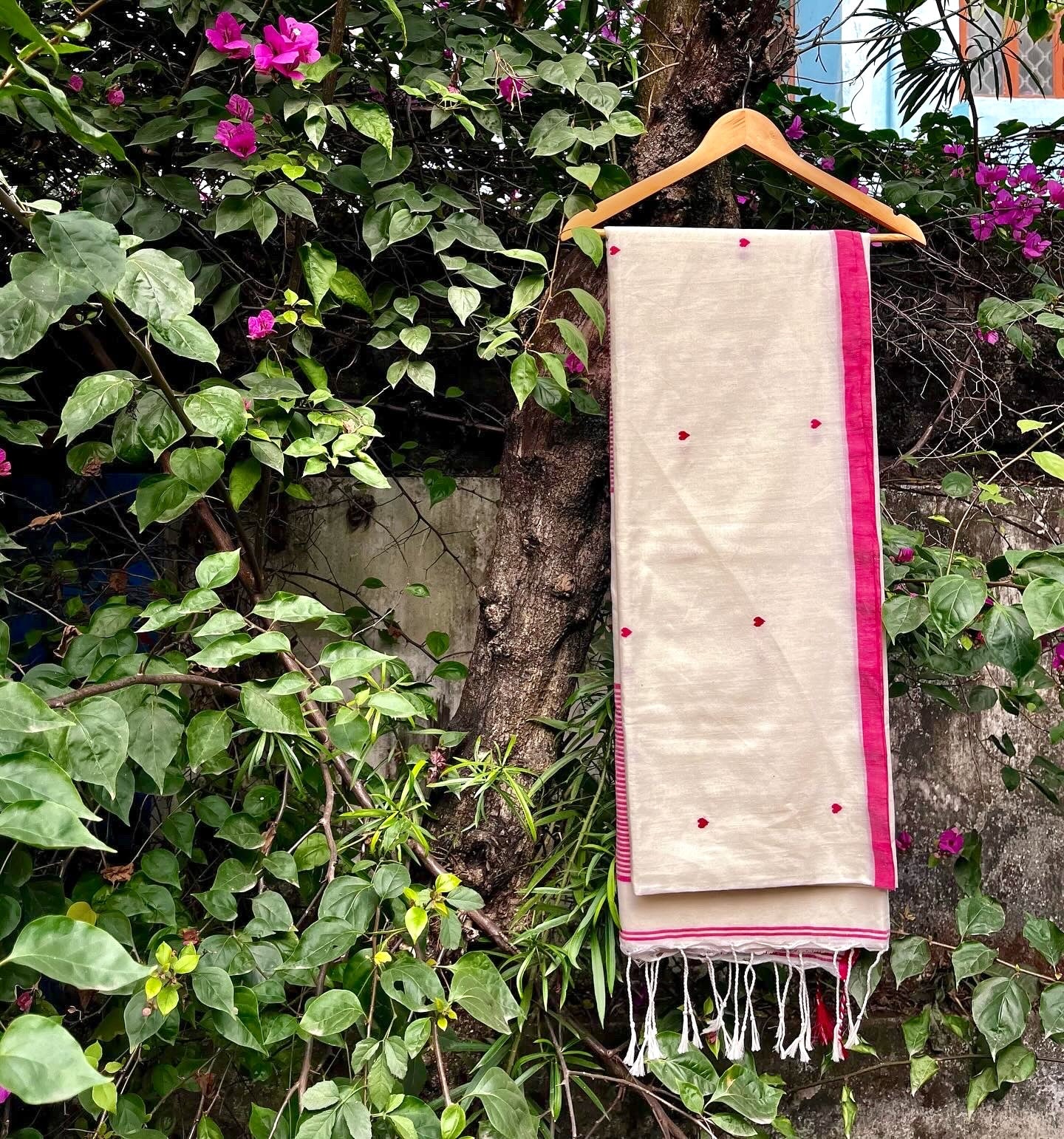 Off White Pure Cotton Saree with Heart Jamdani Buta All Over Saree Handloom saree, handcrafted saree, daily wear saree, office saree, affordable saree, saree for summers, Suta sarees, Eternity by Sakshi Sarees,