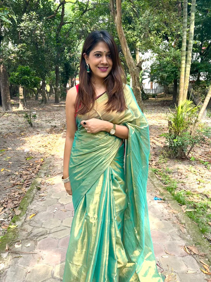 Green Mul Cotton Dual Tone Tissue Saree Saree Handloom saree, handcrafted saree, daily wear saree, office saree, affordable saree, saree for summers, Suta sarees, Eternity by Sakshi Sarees,
