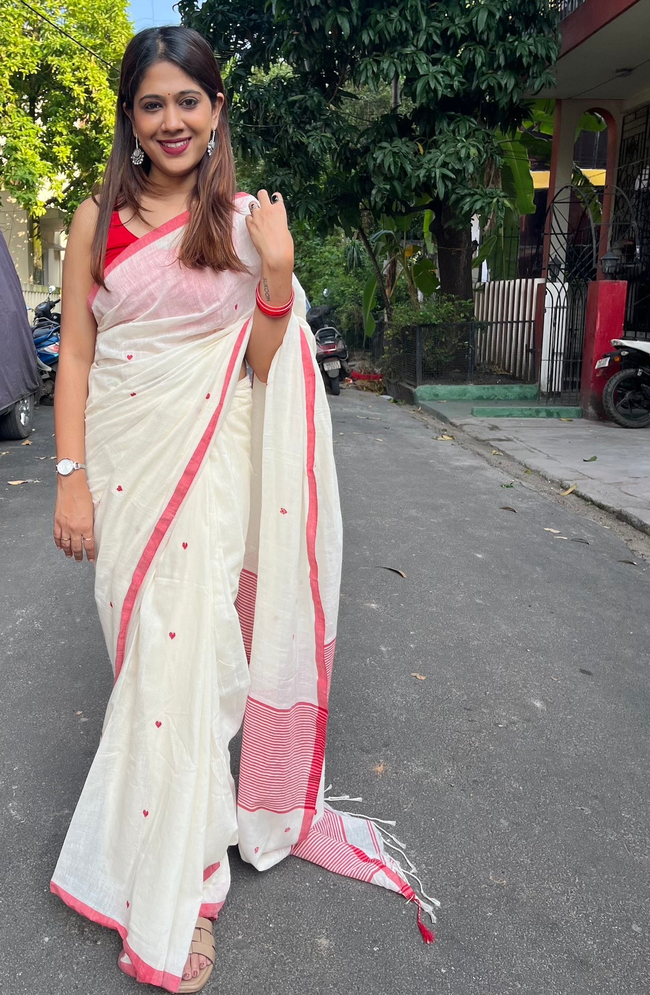 Off White Pure Cotton Saree with Heart Jamdani Buta All Over Saree Handloom saree, handcrafted saree, daily wear saree, office saree, affordable saree, saree for summers, Suta sarees, Eternity by Sakshi Sarees,