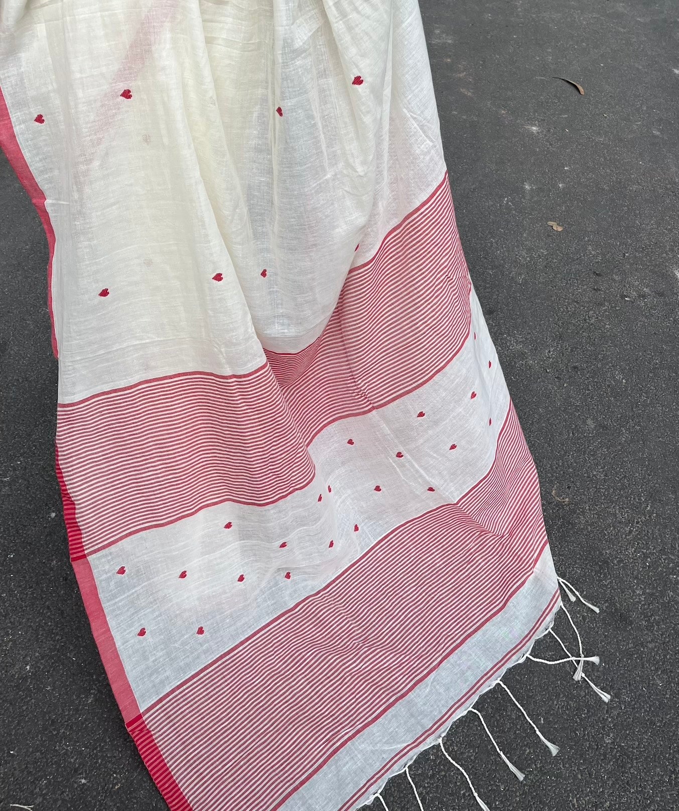 Off White Pure Cotton Saree with Heart Jamdani Buta All Over Saree Handloom saree, handcrafted saree, daily wear saree, office saree, affordable saree, saree for summers, Suta sarees, Eternity by Sakshi Sarees,