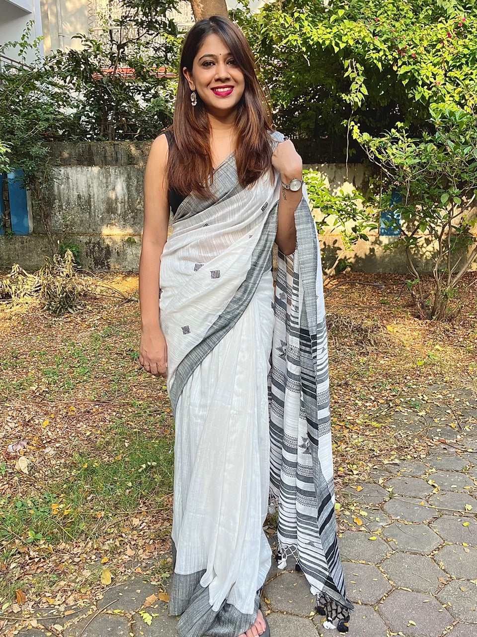 White Khadi Cotton Saree with Heavy Embroidered Palla and Tassels Saree Handloom saree, handcrafted saree, daily wear saree, office saree, affordable saree, saree for summers, Suta sarees, Eternity by Sakshi Sarees,