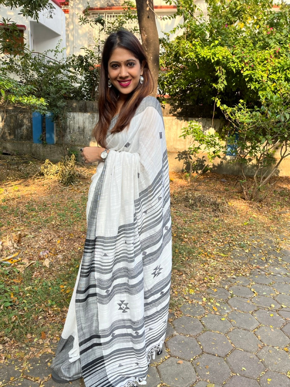 White Khadi Cotton Saree with Heavy Embroidered Palla and Tassels Saree Handloom saree, handcrafted saree, daily wear saree, office saree, affordable saree, saree for summers, Suta sarees, Eternity by Sakshi Sarees,