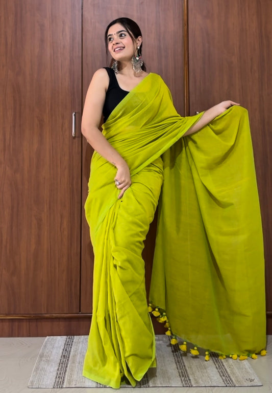Green Dual Tone Solid Mul Cotton Saree with Tassels Saree Handloom saree, handcrafted saree, daily wear saree, office saree, affordable saree, saree for summers, Suta sarees, Eternity by Sakshi Sarees,