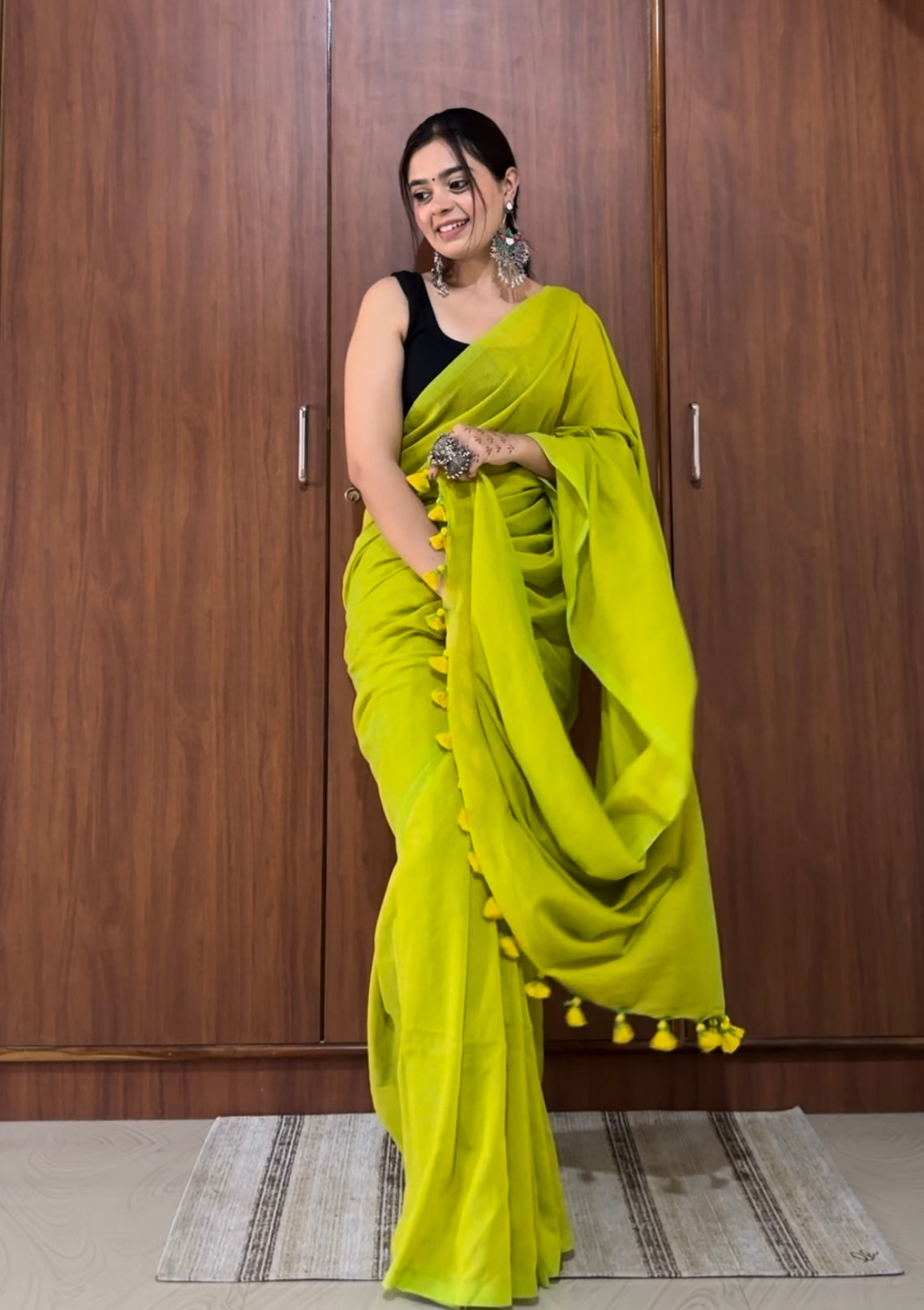 Green Dual Tone Solid Mul Cotton Saree with Tassels Saree Handloom saree, handcrafted saree, daily wear saree, office saree, affordable saree, saree for summers, Suta sarees, Eternity by Sakshi Sarees,
