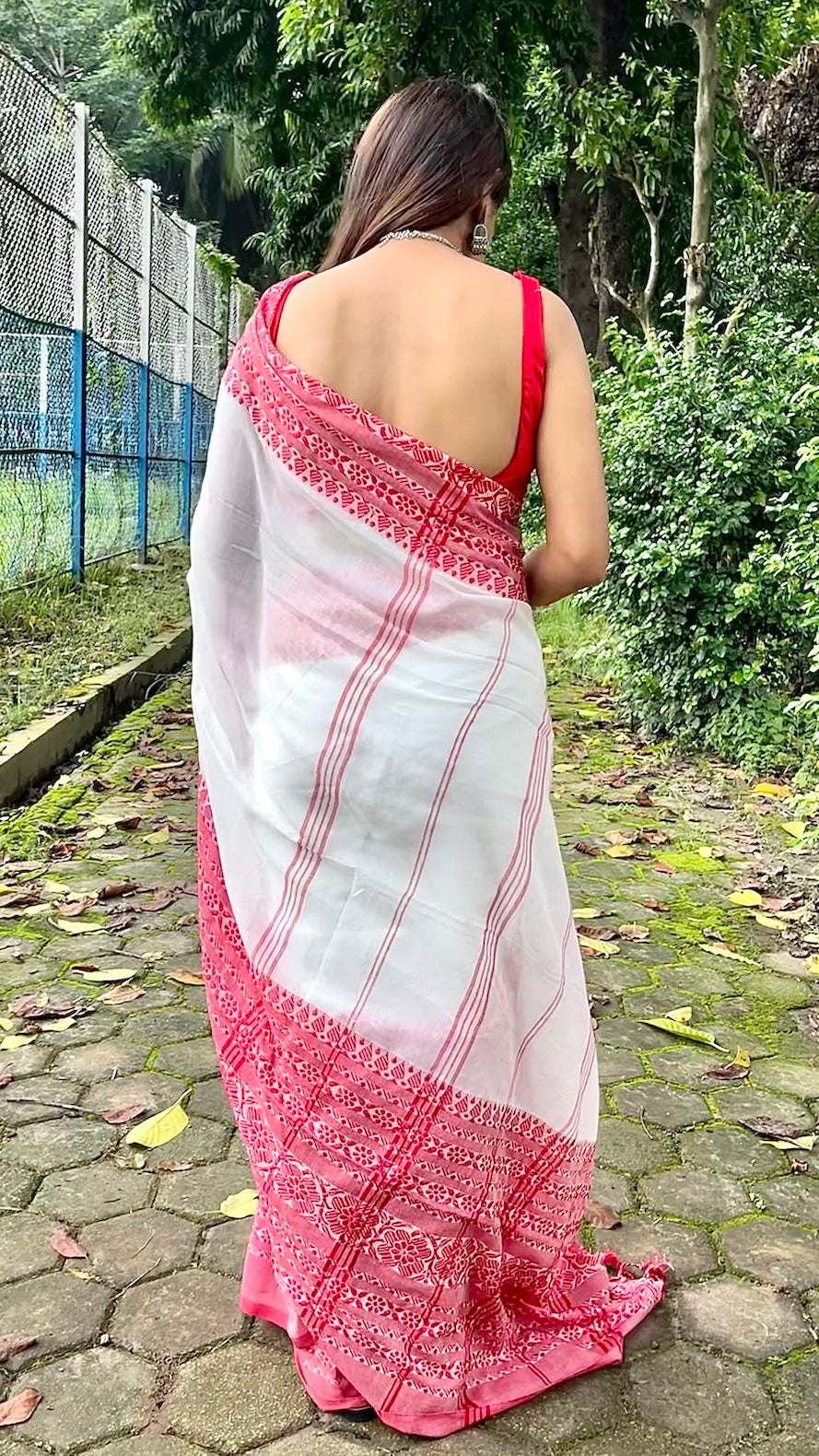 White Cotton Begumpuri Lal Paar Saree with Heavy Embroidered Border Saree Handloom saree, handcrafted saree, daily wear saree, office saree, affordable saree, saree for summers, Suta sarees, Eternity by Sakshi Sarees,