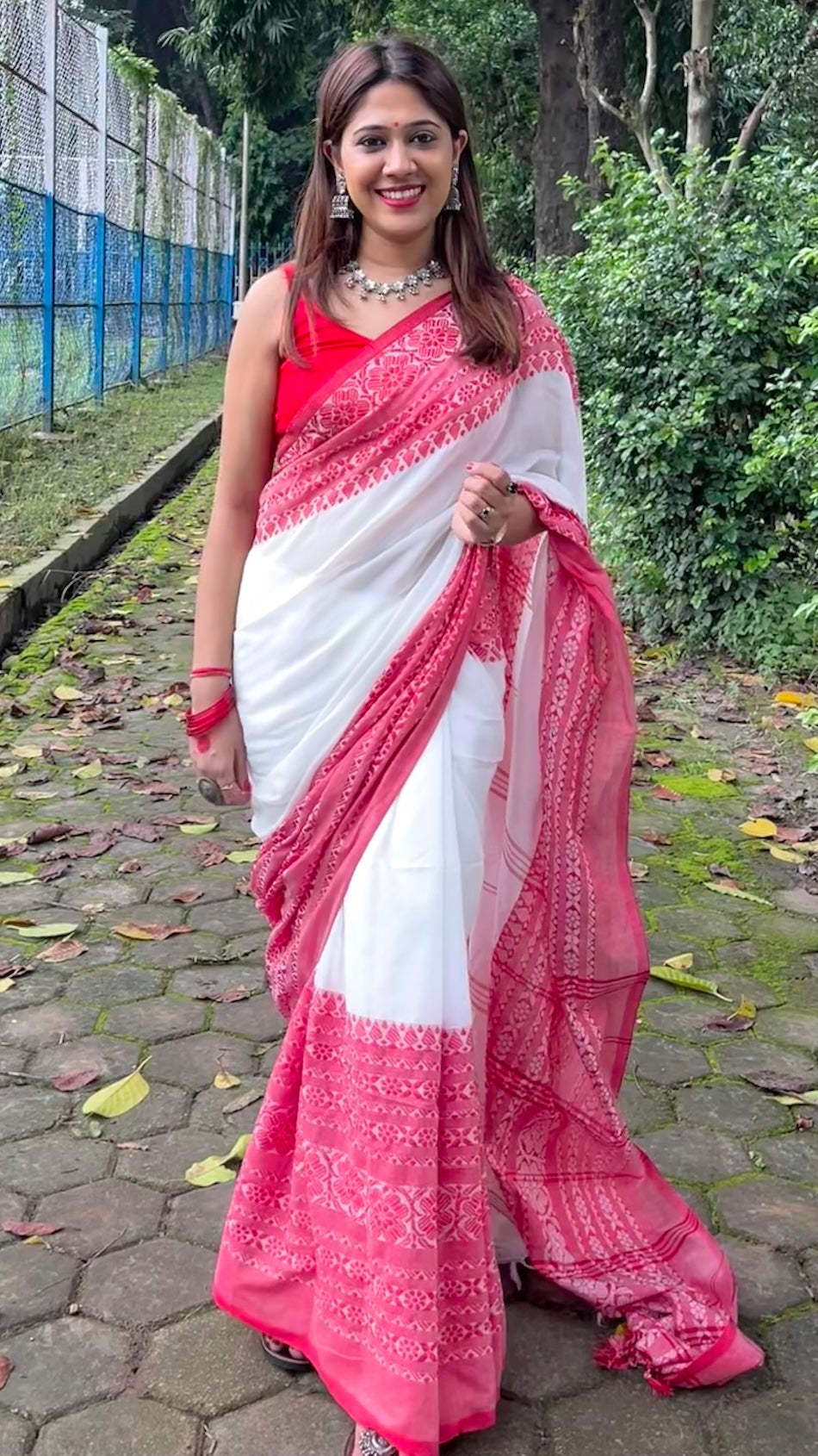 White Cotton Begumpuri Lal Paar Saree with Heavy Embroidered Border Saree Handloom saree, handcrafted saree, daily wear saree, office saree, affordable saree, saree for summers, Suta sarees, Eternity by Sakshi Sarees,