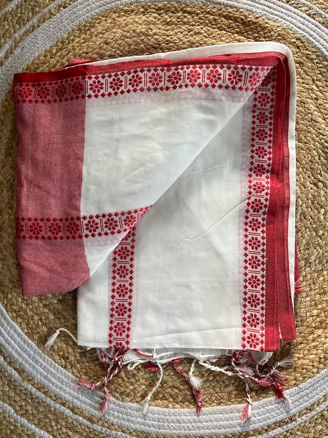 White Mul Cotton Lal Paar All Over Border Saree Saree Handloom saree, handcrafted saree, daily wear saree, office saree, affordable saree, saree for summers, Suta sarees, Eternity by Sakshi Sarees,